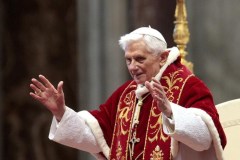 “Ratzinger ha una malattia paralizzante”,  preoccupazione del fratello