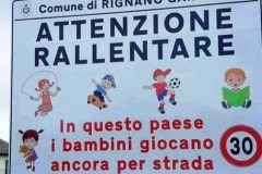 “Rallentate, i bimbi giocano per strada”
